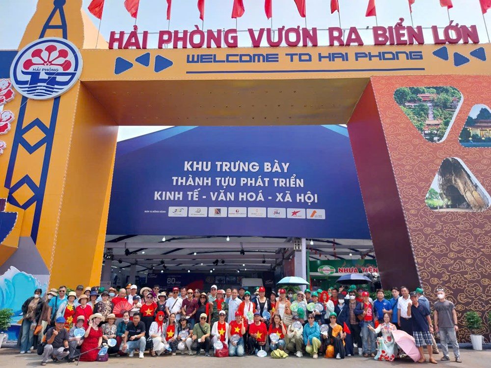 230 chuyến xe 0 đồng đưa gần 10.000 người dân Hải Phòng tham quan Triển lãm Thành tựu đất nước - ảnh 2
