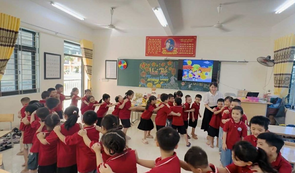 Rộn ràng mùa trung thu trong các  lớp học và khu dân cư - ảnh 2