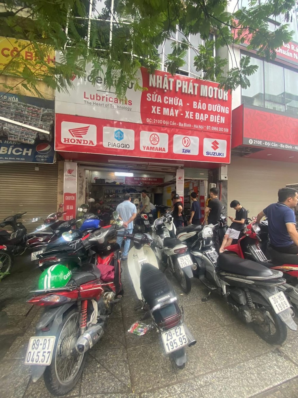 Hà Nội: Dịch vụ sửa chữa xe “vỡ trận” - ảnh 1