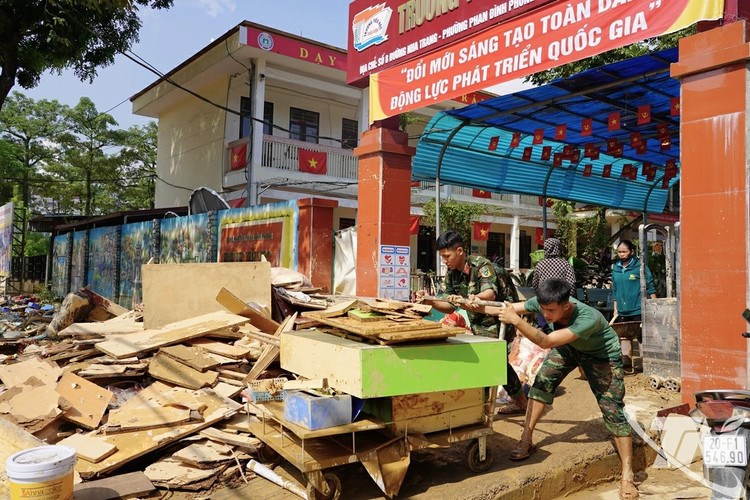 Khắc phục thiệt hại do bão số 11 gây ra đối với ngành giáo dục - ảnh 1