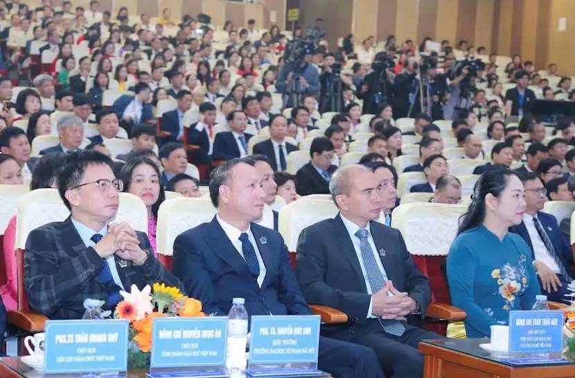 Chủ tịch nước Lương Cường dự Lễ kỉ niệm ngày Nhà giáo Việt Nam và Đại hội Thi đua yêu nước - ảnh 3