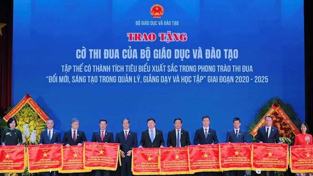 Chủ tịch nước Lương Cường dự Lễ kỉ niệm ngày Nhà giáo Việt Nam và Đại hội Thi đua yêu nước - ảnh 4