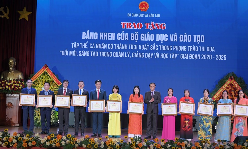 Chủ tịch nước Lương Cường dự Lễ kỉ niệm ngày Nhà giáo Việt Nam và Đại hội Thi đua yêu nước - ảnh 5