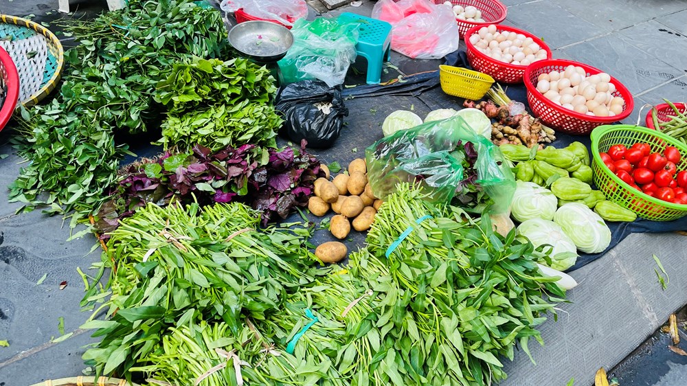 Giá rau xanh phi mã ở chợ truyền thống - ảnh 1