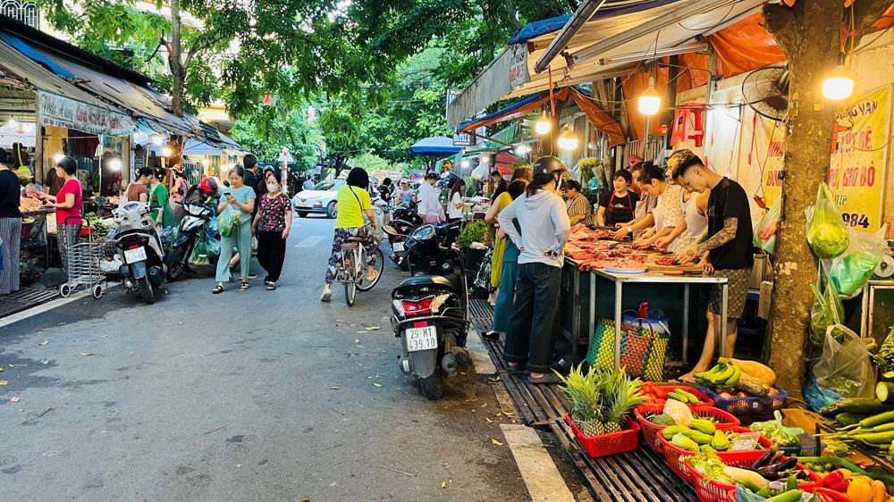 Giá rau xanh phi mã ở chợ truyền thống - ảnh 3