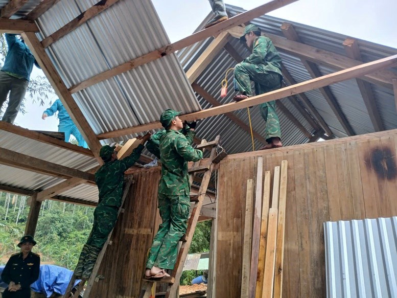 Quyết tâm hoàn thành xây dựng nhà ở bị sập, đổ, lũ cuốn trôi cho người dân trước ngày 15.1 - ảnh 2