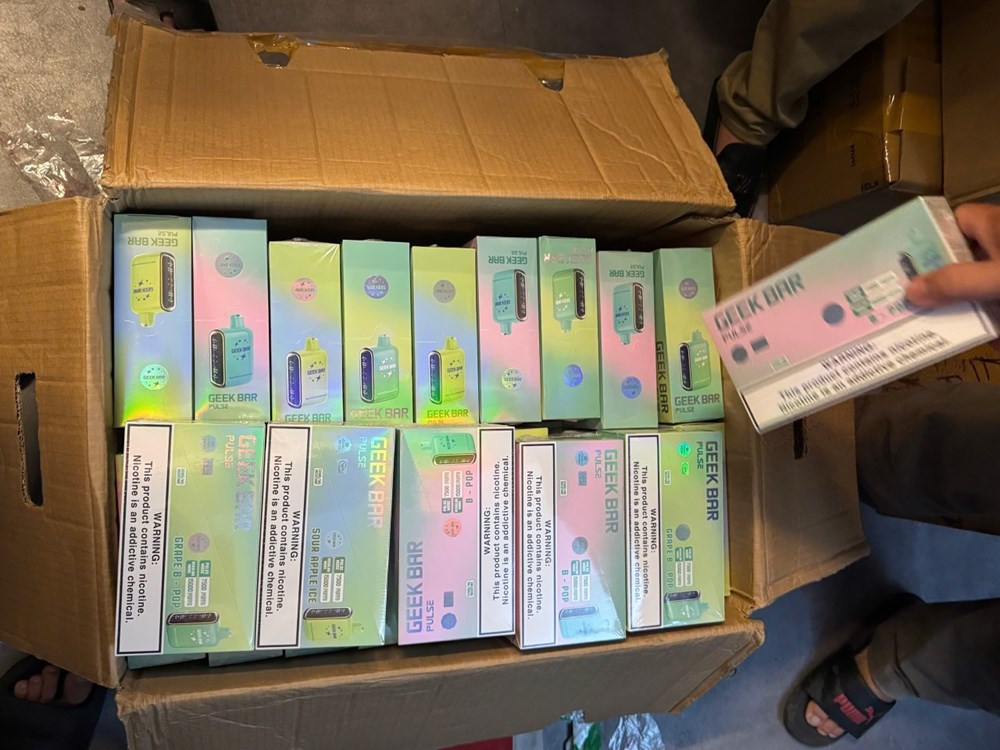 Triệt phá đường dây buôn bán thuốc lá điện tử quy mô lớn, doanh thu hàng tỉ đồng - ảnh 2