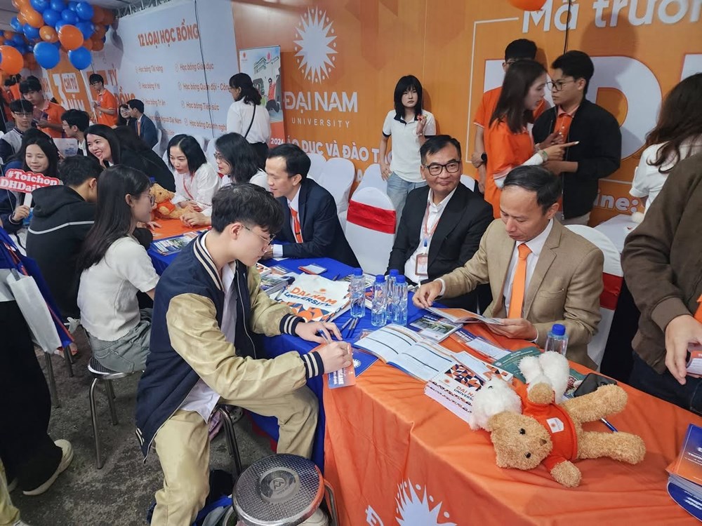 Hàng nghìn học sinh dự Ngày hội tư vấn tuyển sinh 2026 - ảnh 3