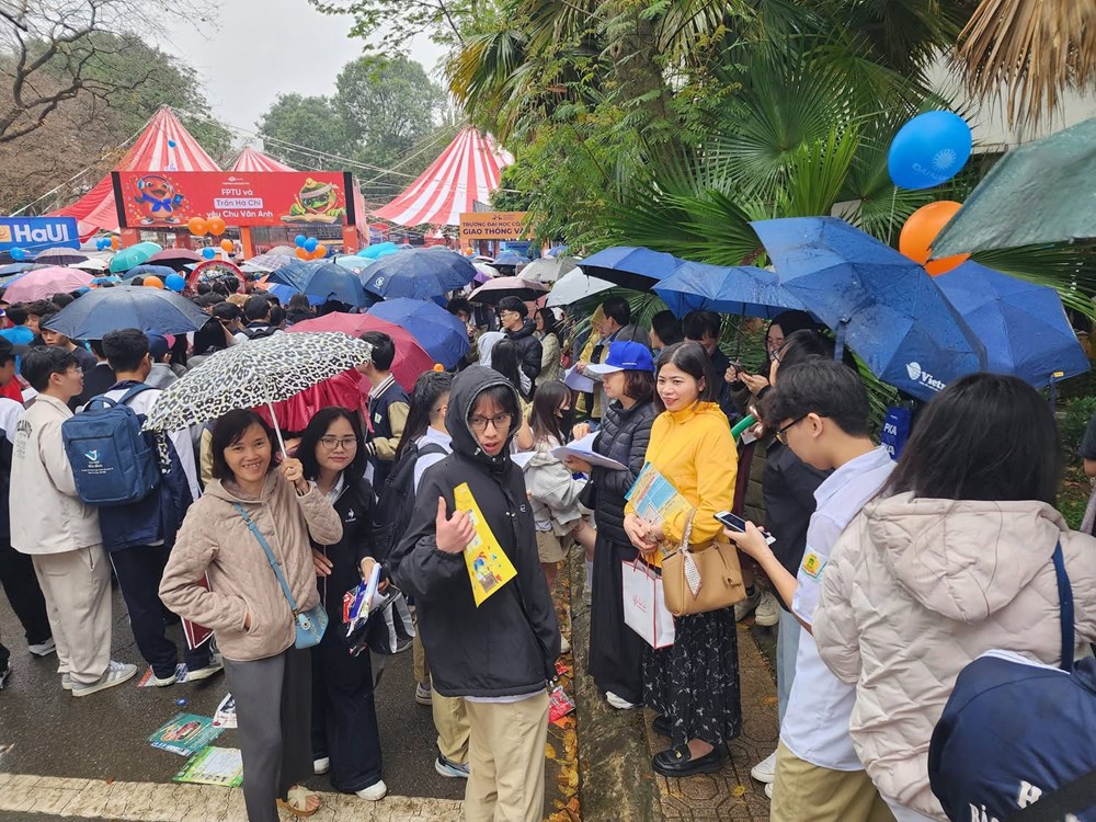 Hàng nghìn học sinh dự Ngày hội tư vấn tuyển sinh 2026 - ảnh 1