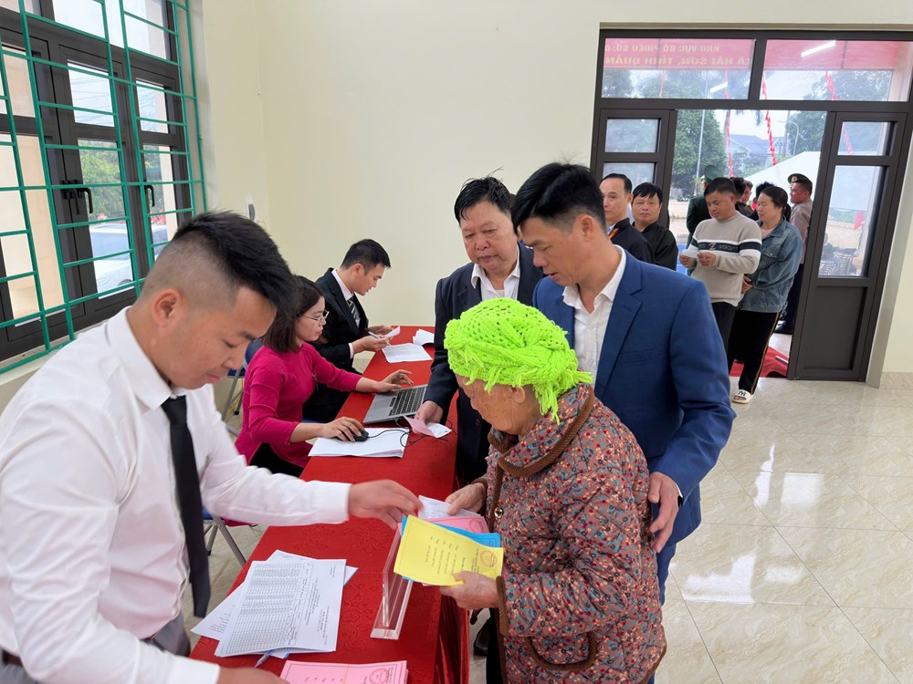 Hình ảnh cử tri cả nước hân hoan trong ngày bầu cử - ảnh 3