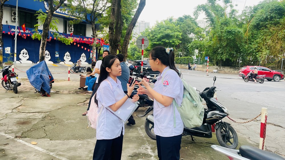 Gần 125.000 thí sinh Hà Nội thi môn đầu tiên vào lớp 10 - ảnh 4