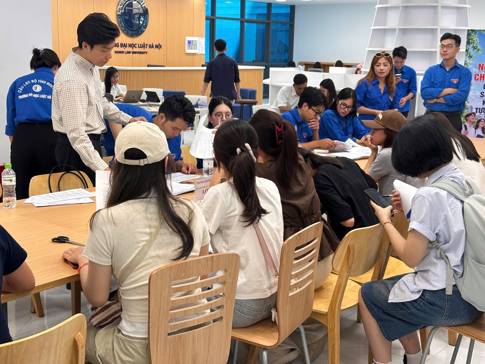 Tân sinh viên nhiều trường đại học tựu trường - ảnh 3