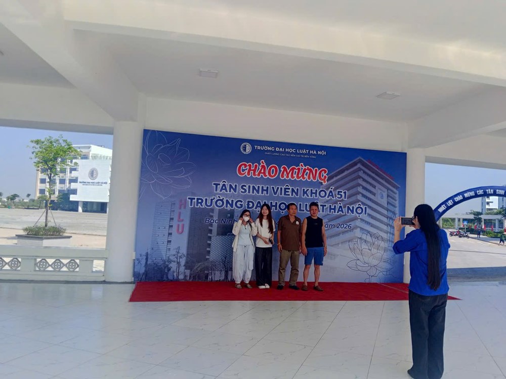 Tân sinh viên nhiều trường đại học tựu trường - ảnh 4
