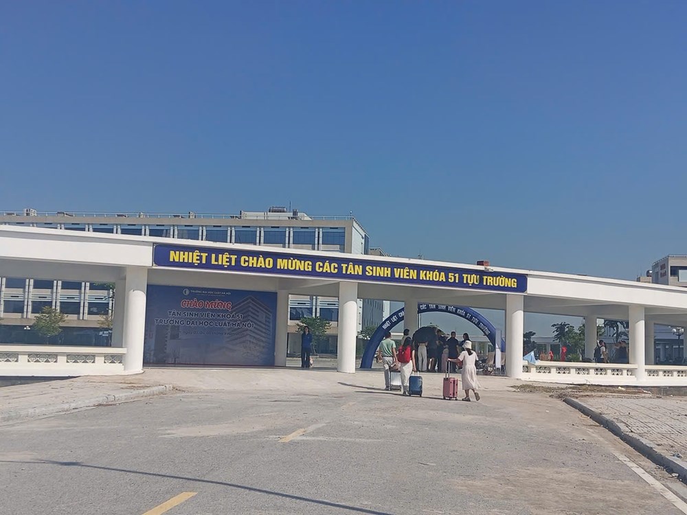 Tân sinh viên nhiều trường đại học tựu trường - ảnh 1
