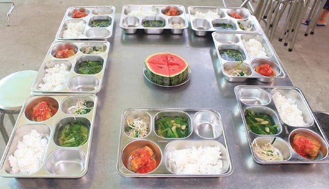 Bữa ăn bán trú: Giám sát đến từng khay ăn - ảnh 1