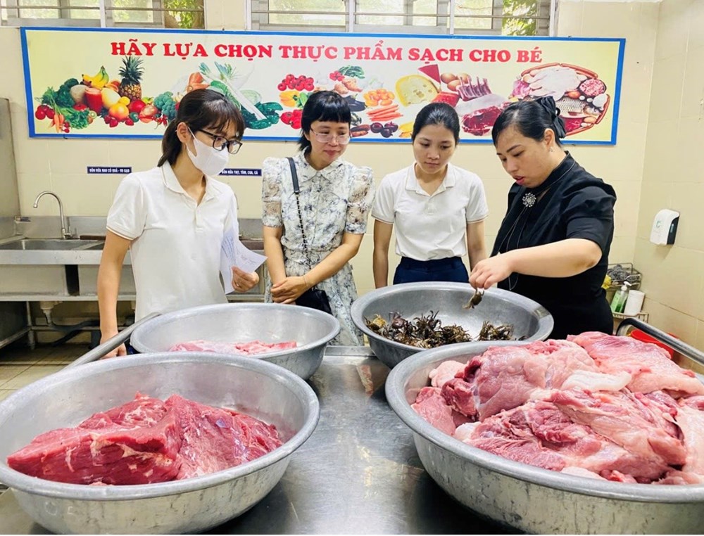 Bữa ăn bán trú: Giám sát đến từng khay ăn - ảnh 2