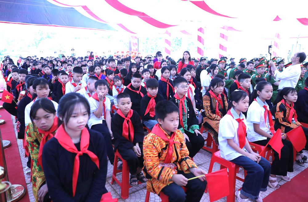 Học sinh cả nước hân hoan trong ngày khai giảng - ảnh 5