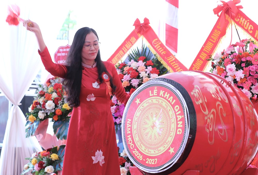 Học sinh cả nước hân hoan trong ngày khai giảng - ảnh 10