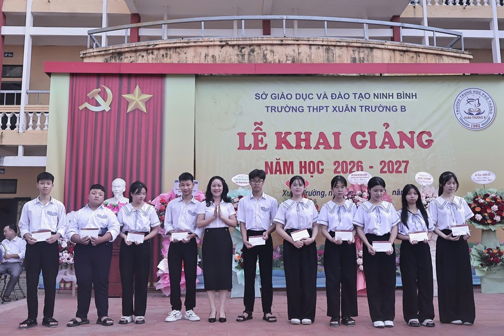 Học sinh cả nước hân hoan trong ngày khai giảng - ảnh 9