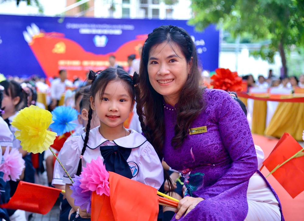 Học sinh cả nước hân hoan trong ngày khai giảng - ảnh 6