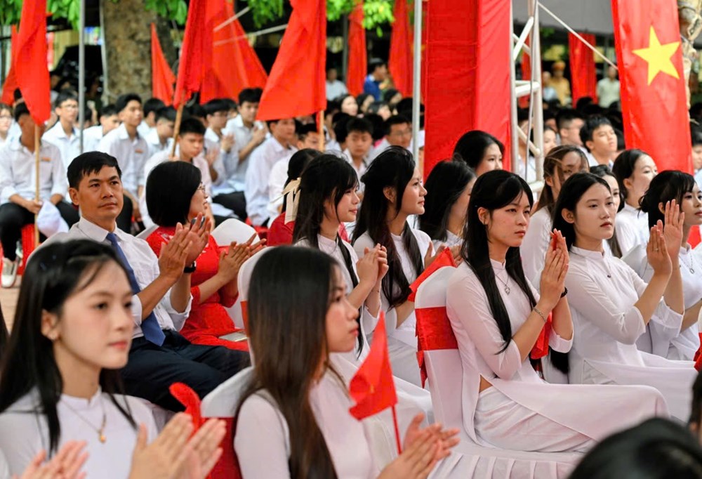 Học sinh cả nước hân hoan trong ngày khai giảng - ảnh 1