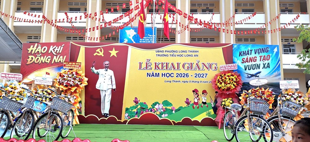 Học sinh cả nước hân hoan trong ngày khai giảng - ảnh 8