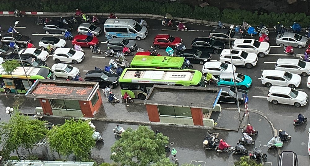 Ngày mưa thứ ba, Hà Nội tiếp tục ùn tắc - ảnh 5