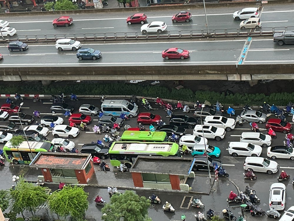 Ngày mưa thứ ba, Hà Nội tiếp tục ùn tắc - ảnh 1