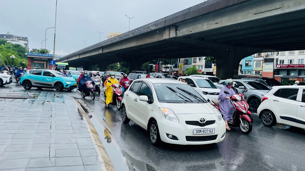 Ngày mưa thứ ba, Hà Nội tiếp tục ùn tắc - ảnh 3