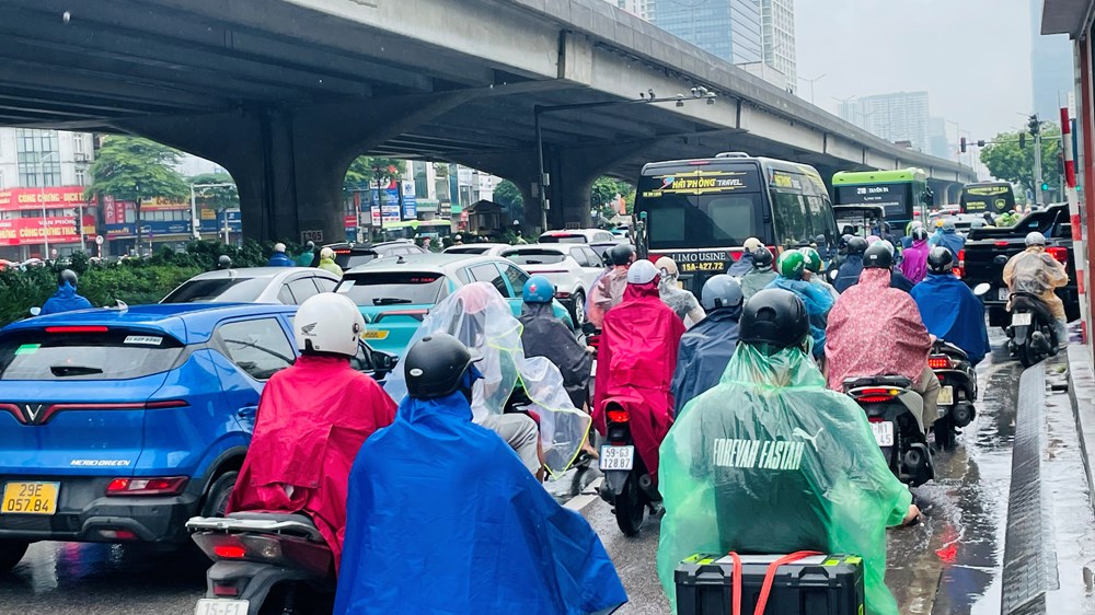 Ngày mưa thứ ba, Hà Nội tiếp tục ùn tắc - ảnh 2