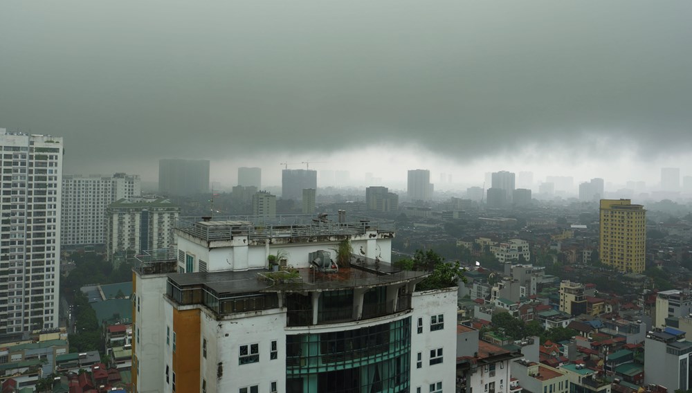 Hà Nội mịt mù trong cơn mưa buổi sáng - ảnh 1