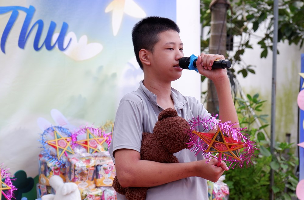 Mang Trung thu yêu thương đến với trẻ em mồ côi, khuyết tật - ảnh 2