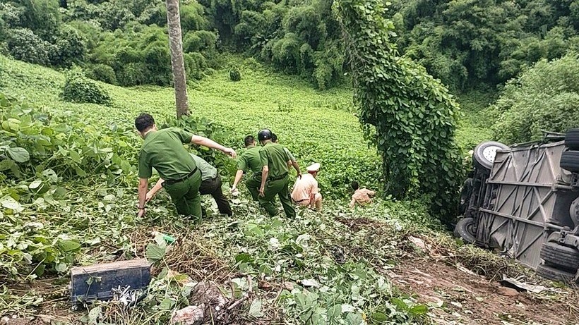 Xe chở 45 du khách lao xuống vực, nhiều người bị thương - ảnh 1