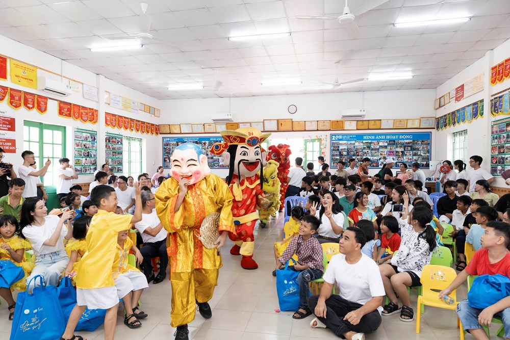 Các nghệ sĩ, diễn viên, hoa hậu thăm và tặng quà Làng trẻ em SOS Nha Trang - ảnh 2