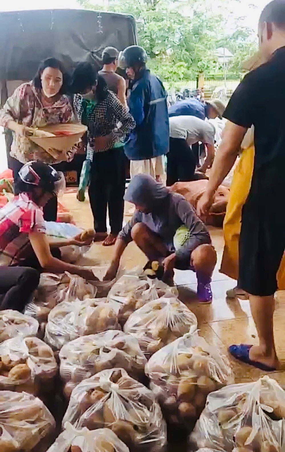 Phiên chợ rau "không đồng" hỗ trợ bà con vùng lũ Yên Bái - ảnh 4