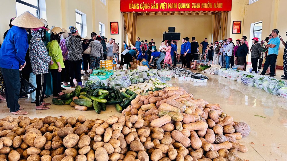 Thêm phiên chợ "không đồng” nơi vùng lũ thôn Cửa Ngòi - ảnh 1