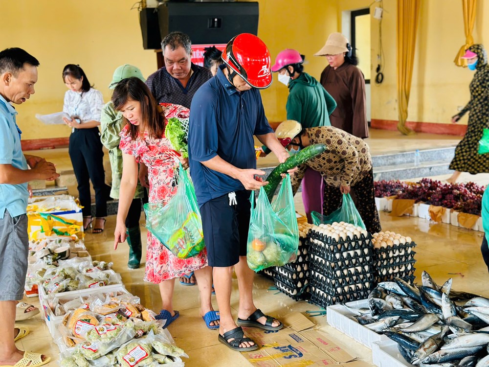 Thêm phiên chợ "không đồng” nơi vùng lũ thôn Cửa Ngòi - ảnh 2