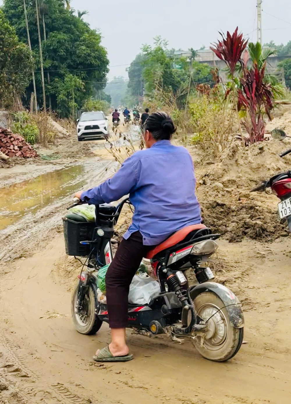 Thêm phiên chợ "không đồng” nơi vùng lũ thôn Cửa Ngòi - ảnh 6