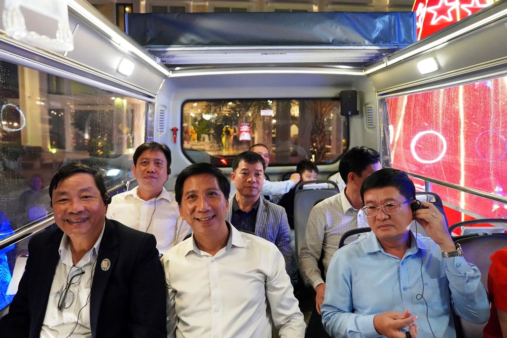 Du khách khám phá các điểm du lịch Nha Trang bằng xe buýt thoáng nóc - ảnh 2