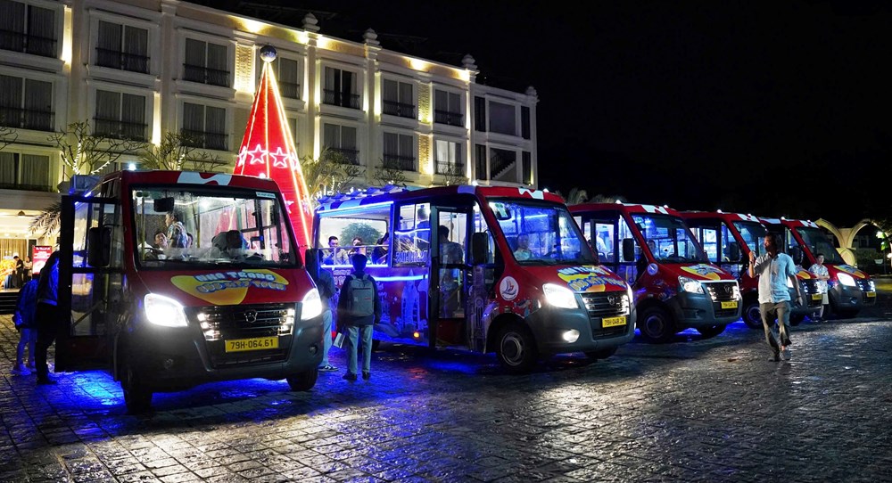 Du khách khám phá các điểm du lịch Nha Trang bằng xe buýt thoáng nóc - ảnh 1