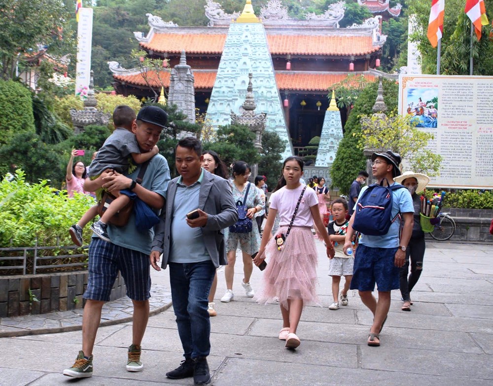 Du khách khám phá các điểm du lịch Nha Trang bằng xe buýt thoáng nóc - ảnh 4