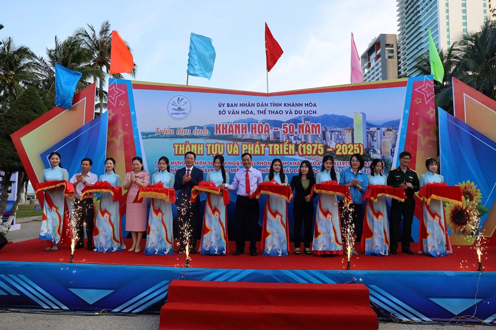 Triển lãm ảnh “Khánh Hòa - 50 năm thành tựu và phát triển” - ảnh 1