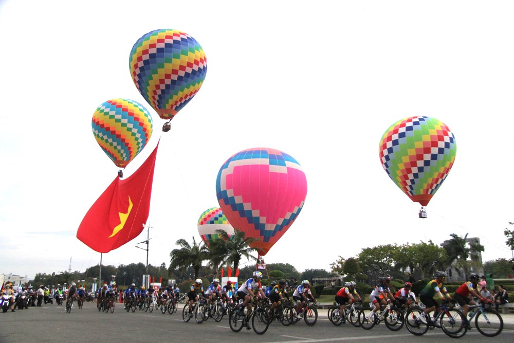Sôi động Giải đua xe đạp phong trào tỉnh Ninh Thuận mở rộng năm 2025 - ảnh 1