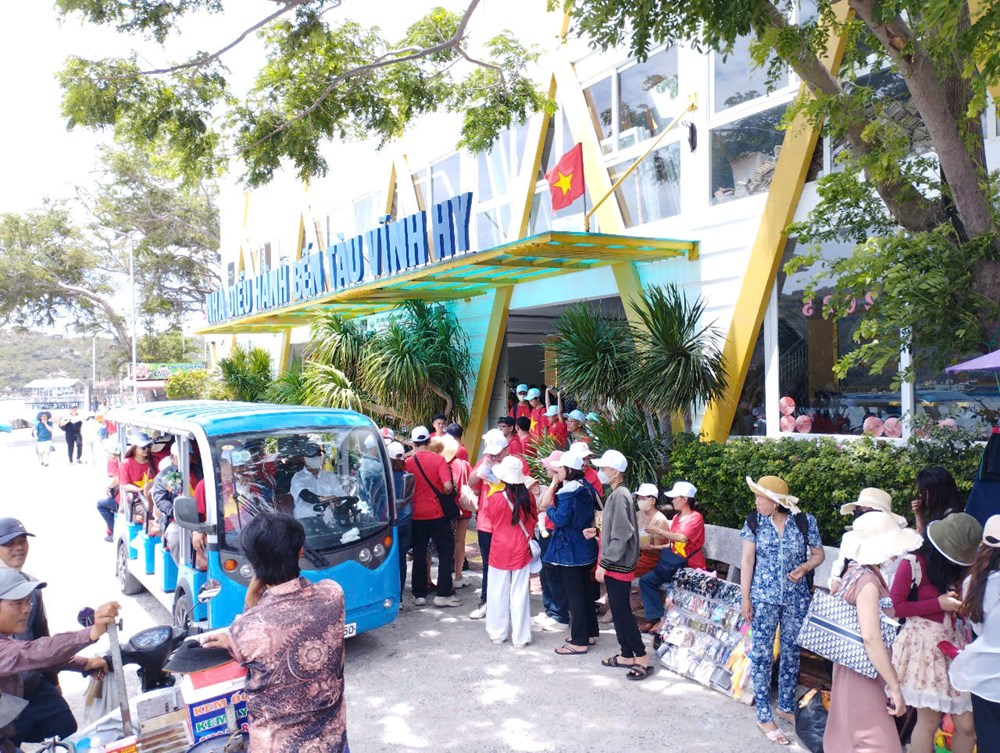 Ninh Thuận đón hơn 215.000 lượt khách trong dịp lễ 30.4 -1.5 - ảnh 4