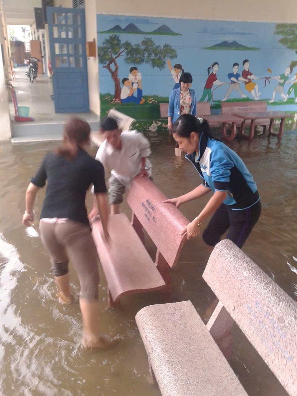 Cứ mưa là trường học hóa "biển nước" - ảnh 3