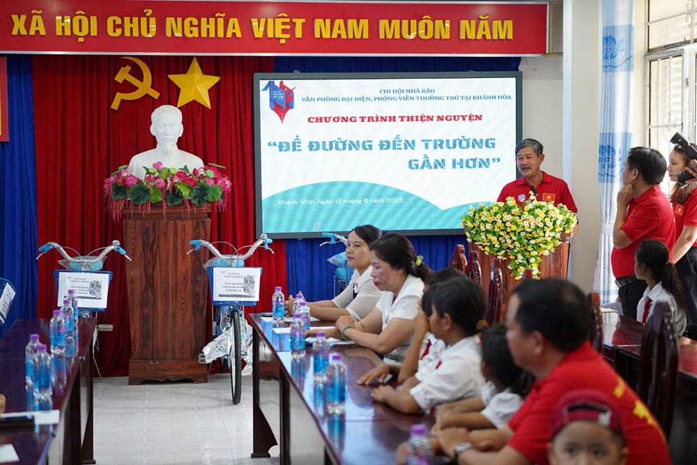 Chi hội Nhà báo thường trú Khánh Hòa tiếp sức cho trẻ em nghèo đến trường - ảnh 2