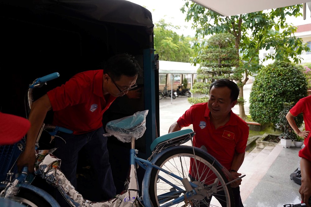 Chi hội Nhà báo thường trú Khánh Hòa tiếp sức cho trẻ em nghèo đến trường - ảnh 3