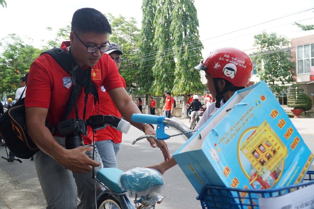 Chi hội Nhà báo thường trú Khánh Hòa tiếp sức cho trẻ em nghèo đến trường - ảnh 5