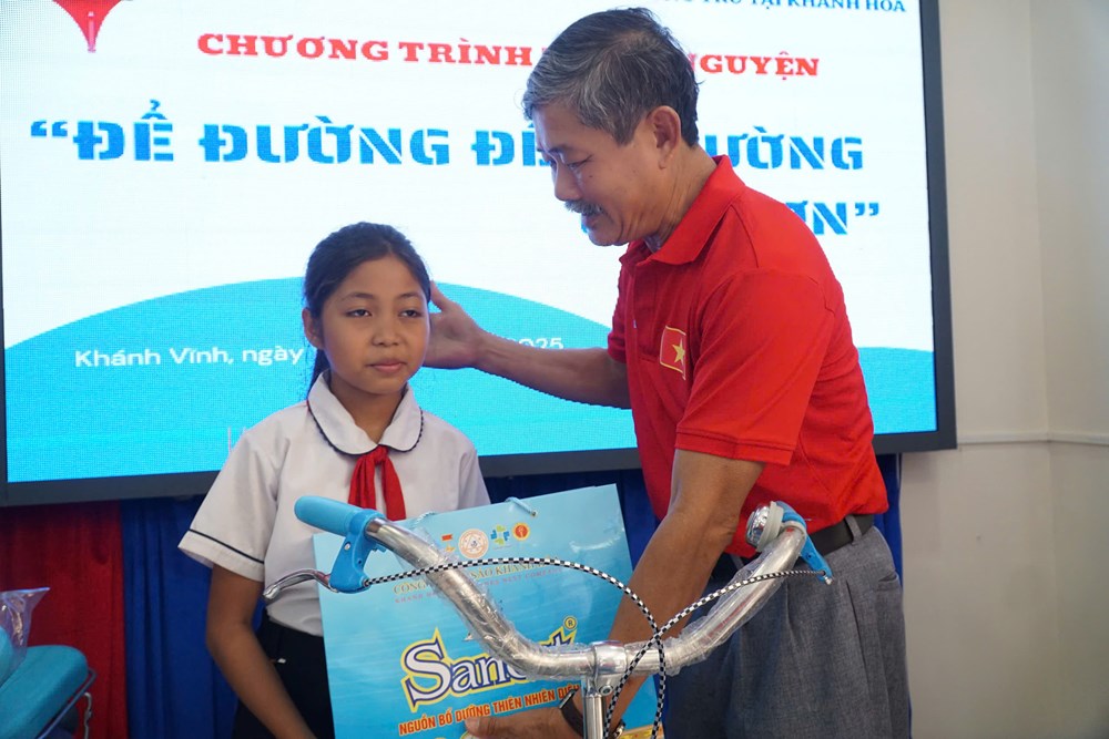 Chi hội Nhà báo thường trú Khánh Hòa tiếp sức cho trẻ em nghèo đến trường - ảnh 7