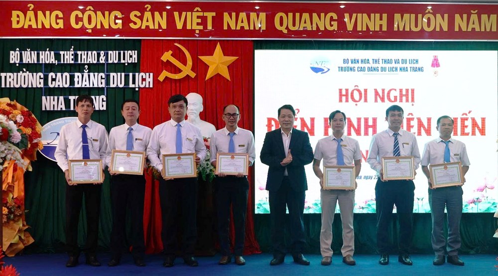 Khen thưởng tập thể và cá nhân xuất sắc - ảnh 3